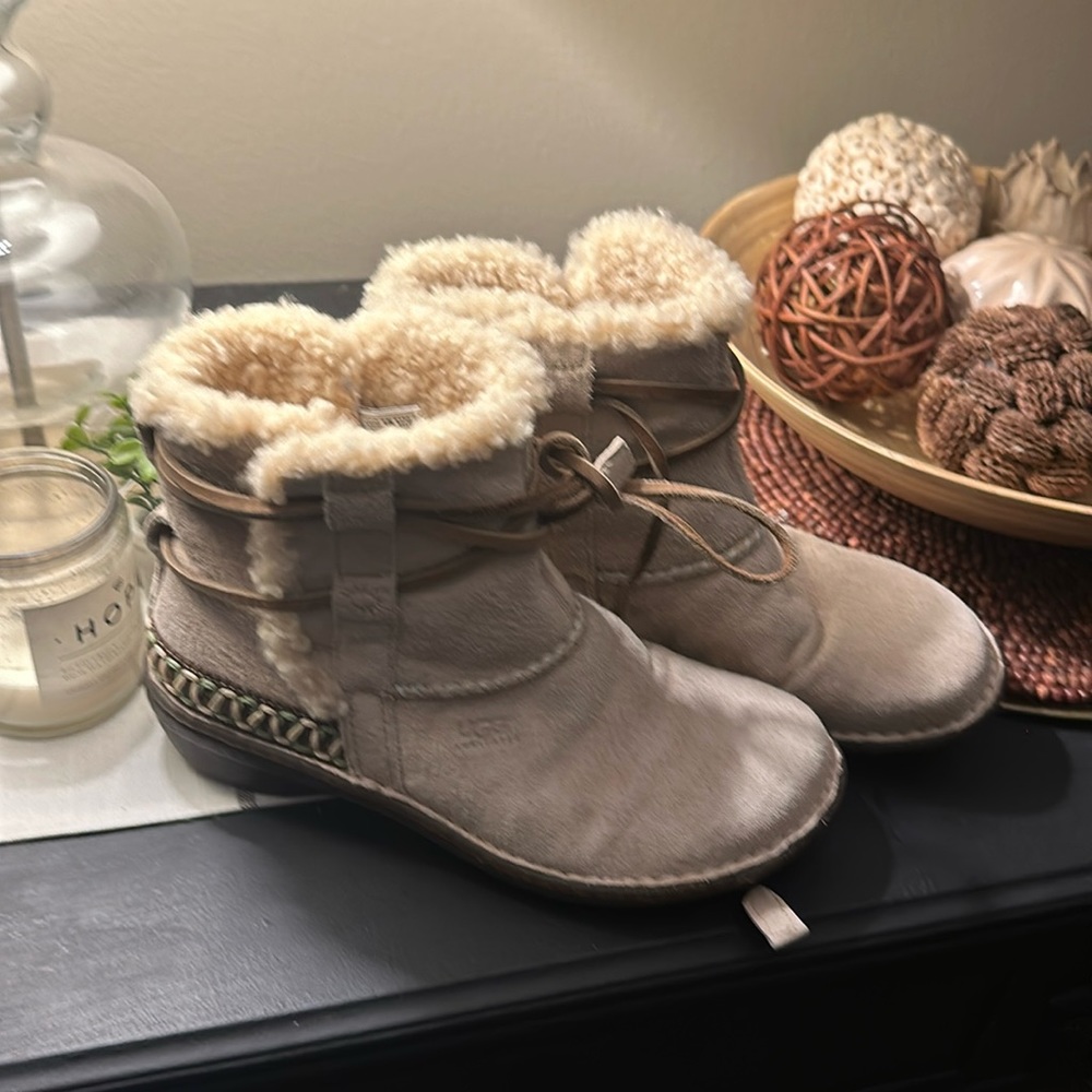 Ugg Caspia Boots women’s sz 8